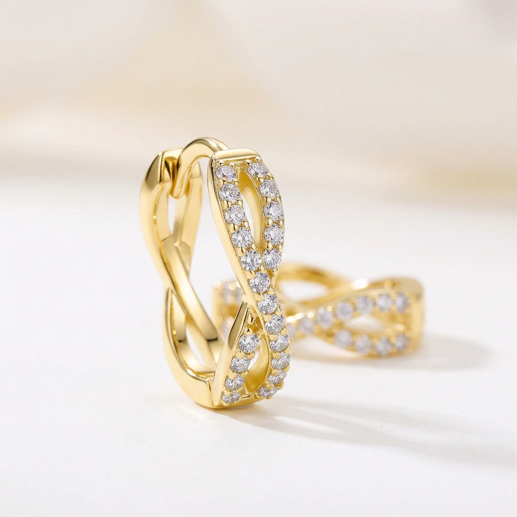 Infinity Pavé Huggies 产品细节图